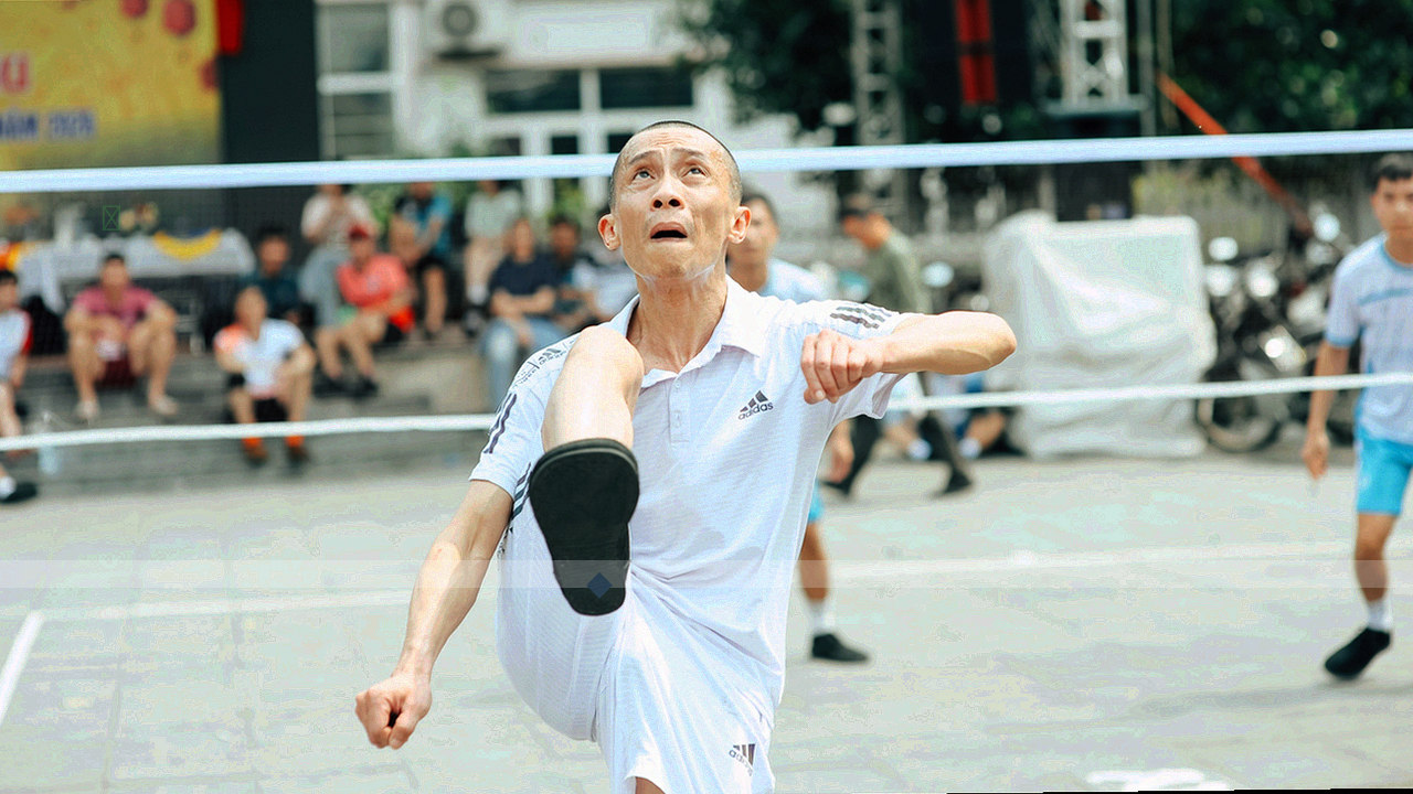 球场俯视局部裁切叠加数据网格的专题观察封面